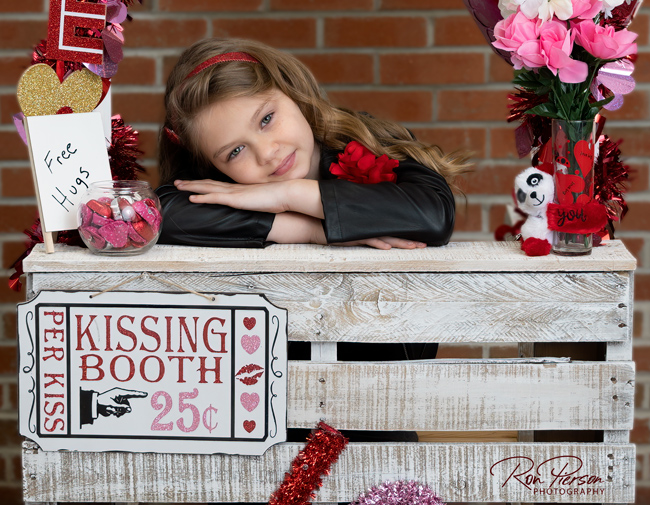 ron-pierson-photography-valentines-day-kissing-booth-650.jpg